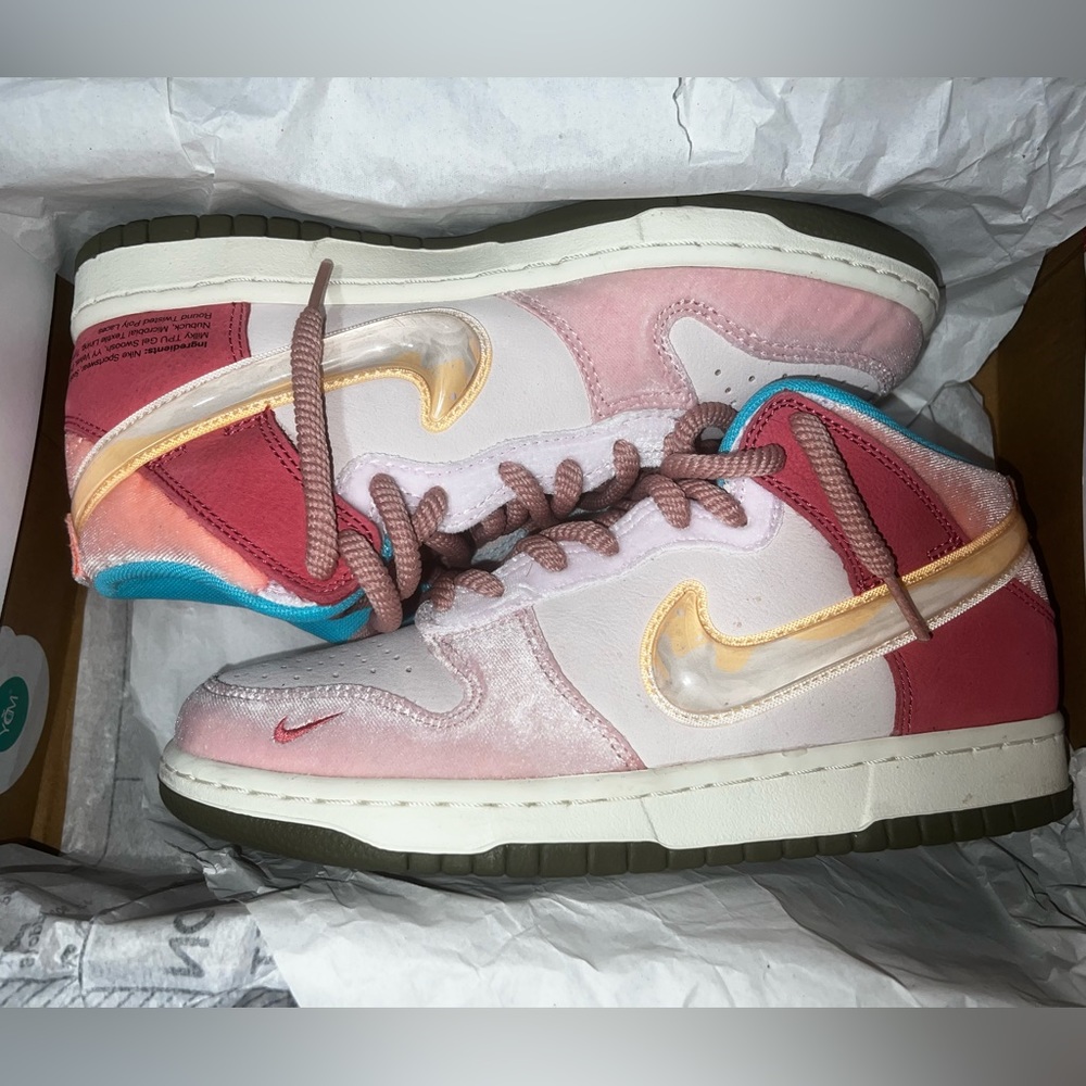 NIKE DUNK MID x SOCIAL STATUS “STRAWBERRY MILK”